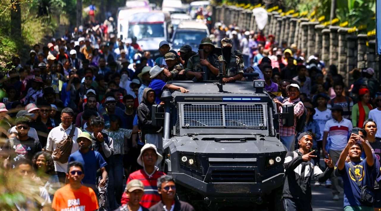 Ejército de Madagascar asume el poder tras dimisión presidencial