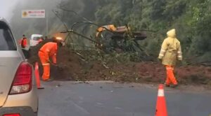 Deslave bloquea la autopista Toluca–México y provoca caos vial
