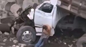 Camión de volteo cae a un barranco de 40 metros en Chimalhuacán