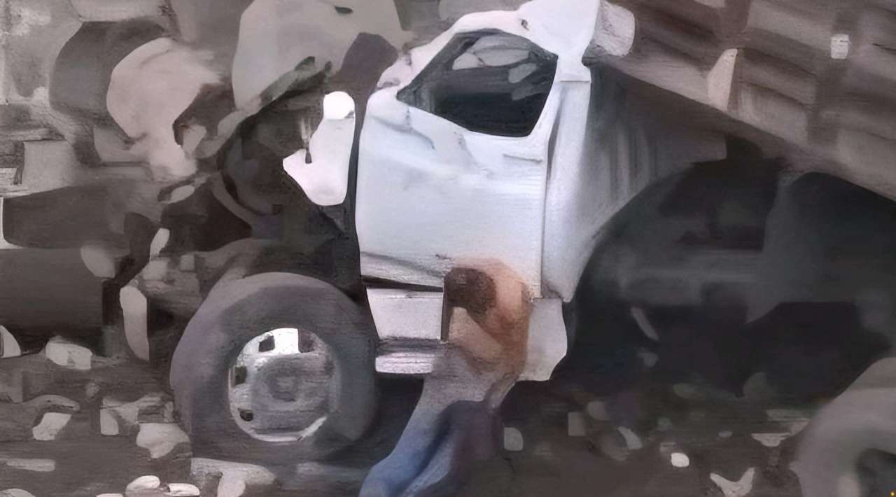 Camión de volteo cae a un barranco de 40 metros en Chimalhuacán