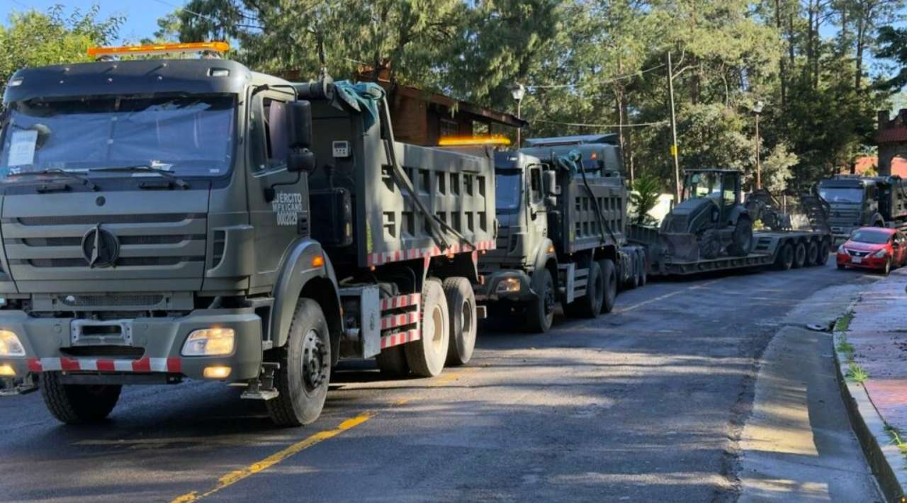 Ejército Mexicano despliega maquinaria pesada para rehabilitar caminos tras intensas lluvias