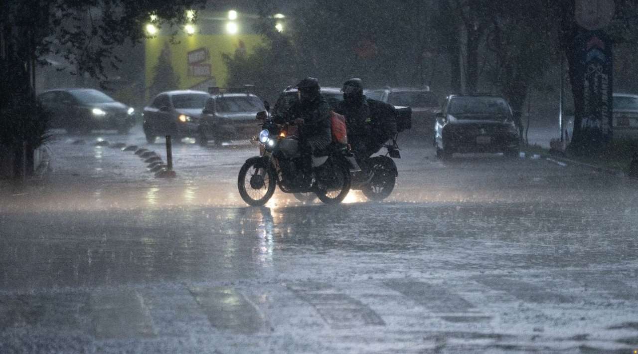 Onda tropical 37 y vaguadas provocarán tormentas en 10 estados