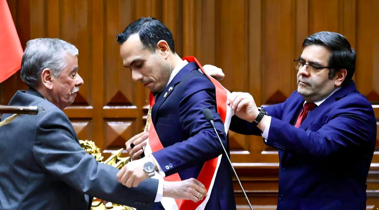 Jerí asume la presidencia interina de Perú tras destitución de Dina Boluarte