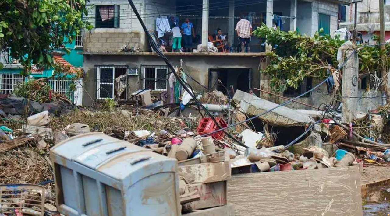 Activan puentes aéreos de auxilio para damnificados por las lluvias