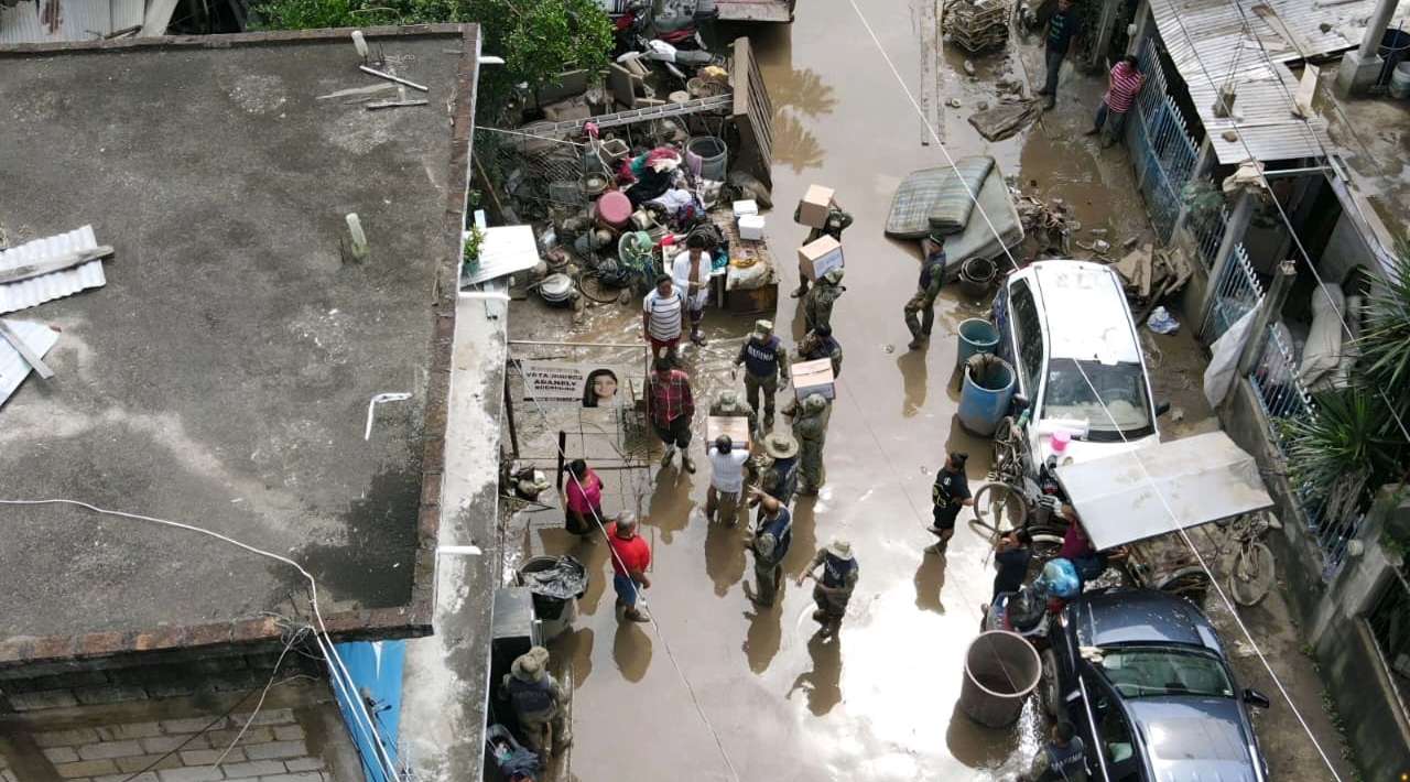 SEDENA y Marina refuerzan apoyo en zonas afectadas por lluvias; operan 41 helicópteros y más de 12 mil efectivos