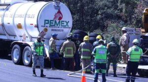 Pipa derrama combustible tras chocar en la Gustavo A. Madero