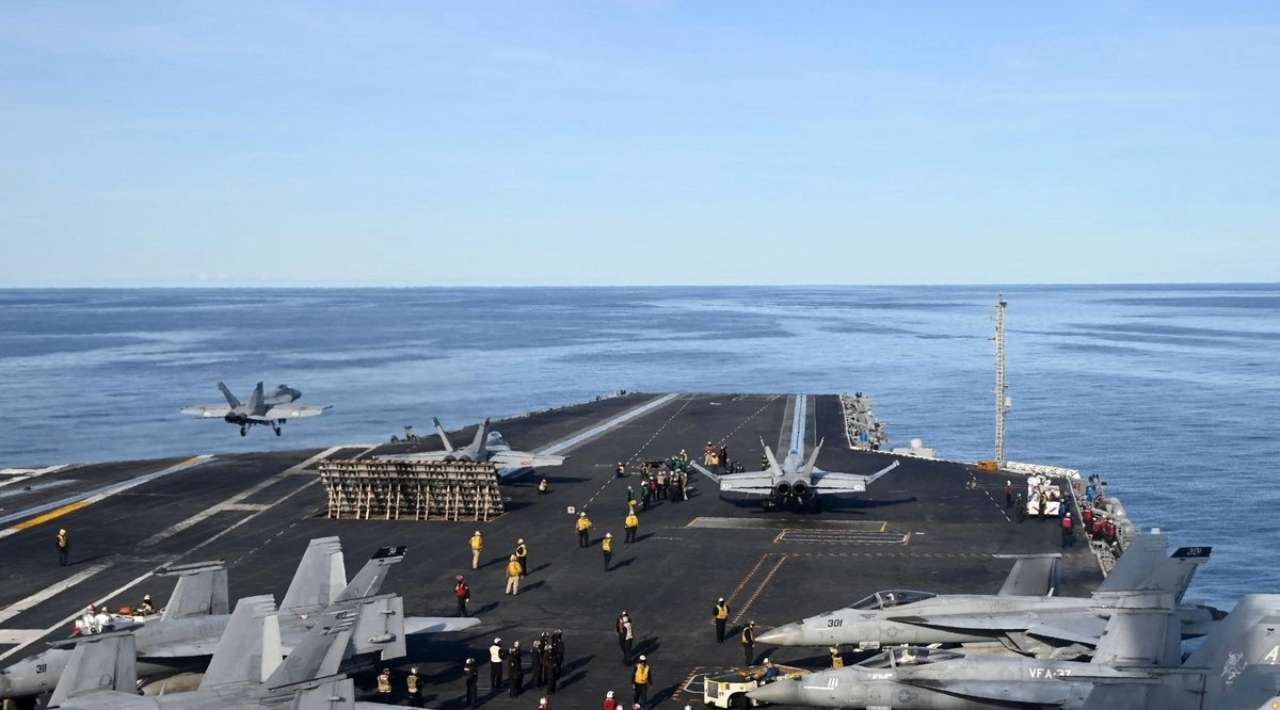 EE.UU. despliega portaaviones frente a Sudamérica en medio de tensiones con Venezuela