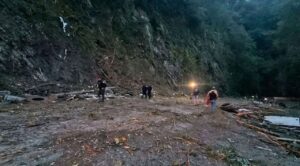 Vuelca y explota pipa de gas en Pinal de Amoles, Querétaro