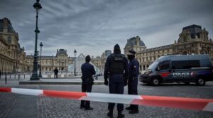 Fiscalía detienen a dos personas por robo millonario en el Museo del Louvre