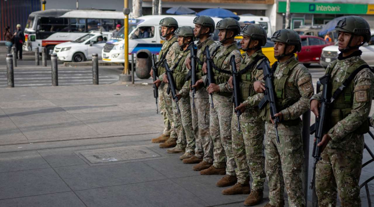 Militares patrullan Lima y Callao en Perú, tras declaratoria de emergencia por criminalidad
