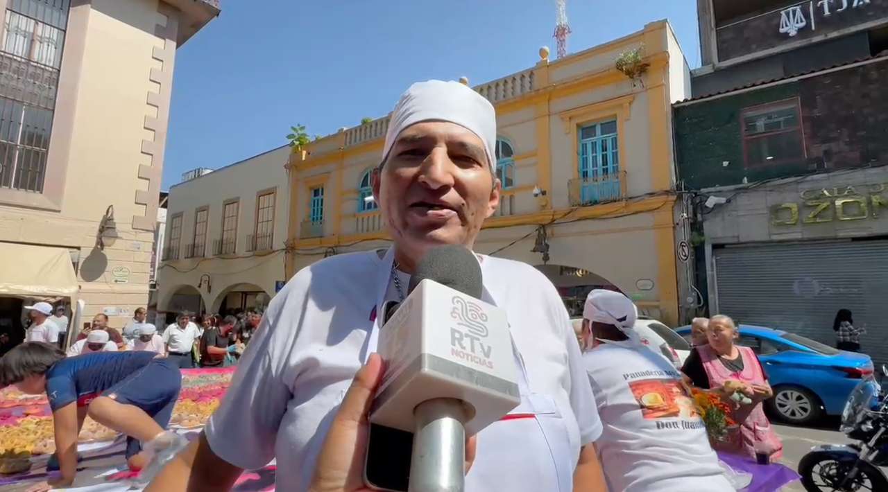 Elaboran catrina monumental con más de dos mil piezas de pan de muerto en Cuernavaca