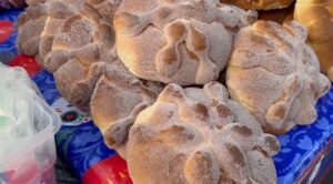 El pan de muñeca, la hojaldra, la carretilla, Tlaxcales y cajitas de arroz son los tradicionales pan de muertos.