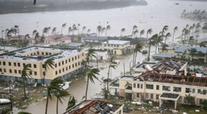 Huracán Melissa se degrada a categoría 2; deja graves daños en Jamaica y Haití