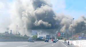 Incendio consume fábrica de colchones en Ecatepec; evacuan a más de 500 personas