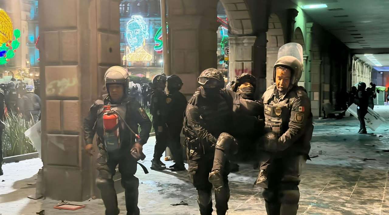 Continúan 16 policías hospitalizados tras marcha del 2 de octubre; tres en estado delicado: SSC