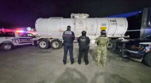 Marina y Policía Estatal incautan pipa con 31 mil litros de huachicol en Ecatepec