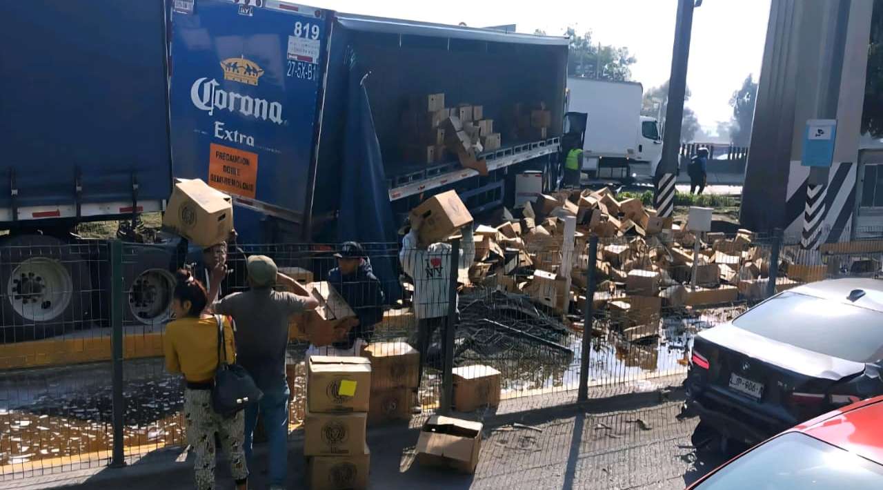 Rapiña contra camión cervecero atorado en la autopista México-Querétaro
