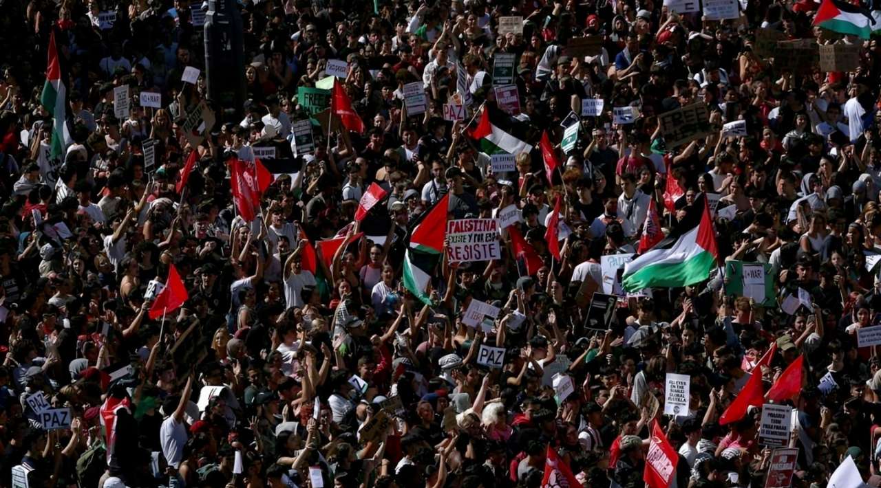 Miles protestan en España contra asalto a la Global Sumud Flotilla