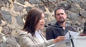 Develan placa en la UAEM en memoria de los estudiantes caídos el 2 de octubre de 1968