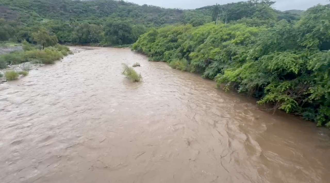 Inundaciones afectan viviendas en Amacuzac por desbordamiento del Río Salado