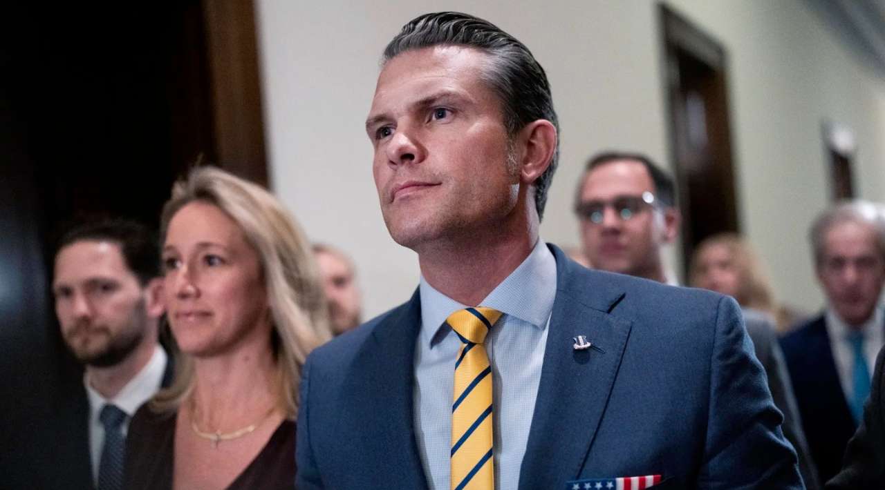 Avión del jefe del Pentágono aterriza de emergencia en Reino Unido