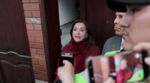 Juez niega pedido de fiscalía para impedir salida del país a Dina Boluarte