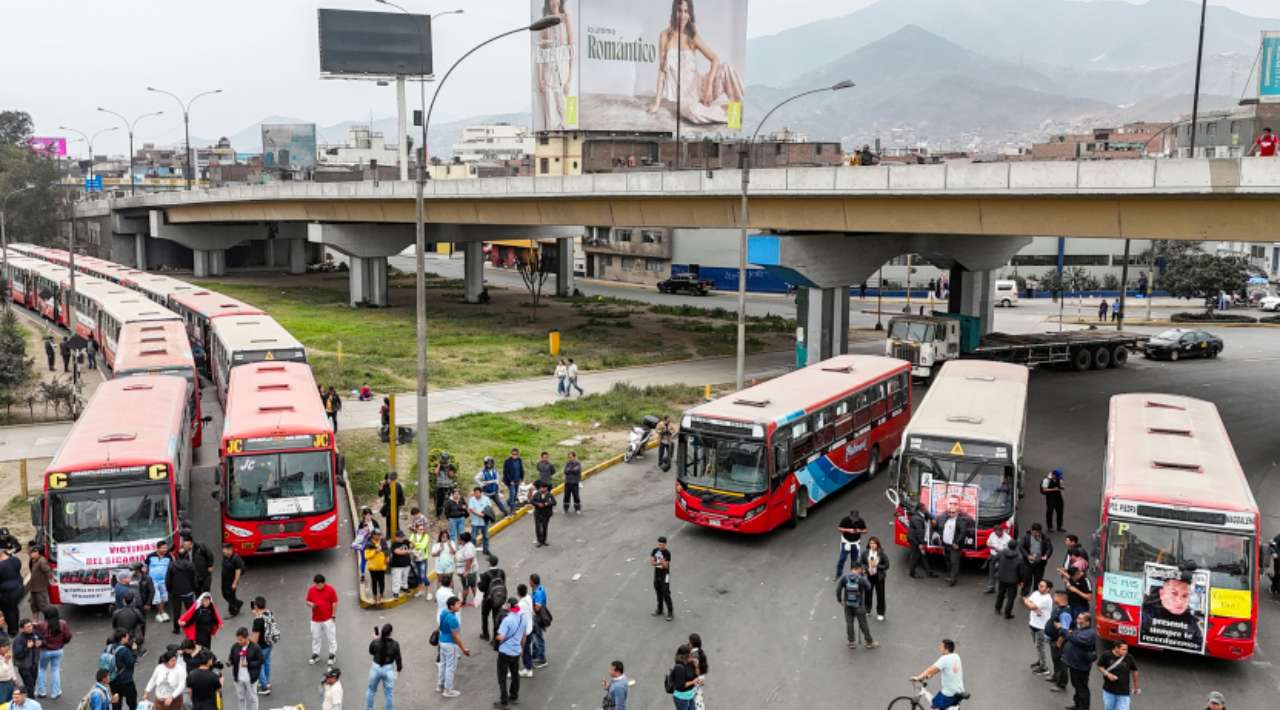 Transportistas de Perú protestan contra extorsiones y asesinatos de 47 choferes