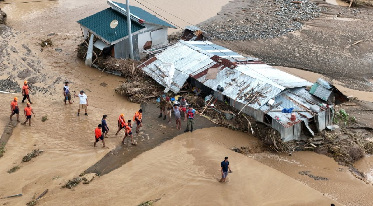 Filipinas declara estado de devastación tras el tifón Fung-wong