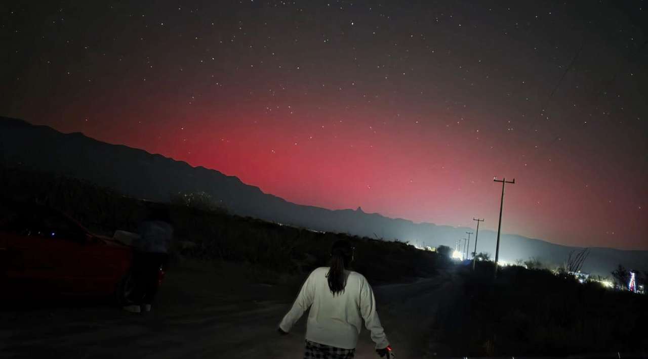 Auroras boreales iluminan el cielo de Nuevo León por intensa actividad solar