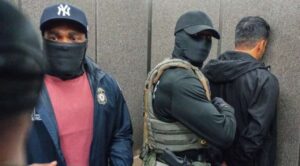 EE.UU. crea grupo operativo en Texas tras redada con más de 140 migrantes detenidos