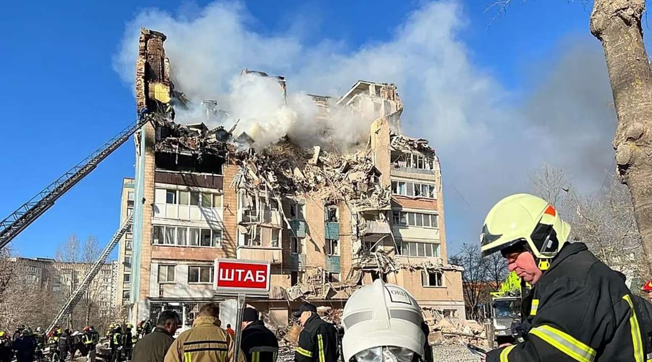 Nuevo ataque ruso a Ucrania deja 25 muertos. Zelensky busca apoyo en Turquía.