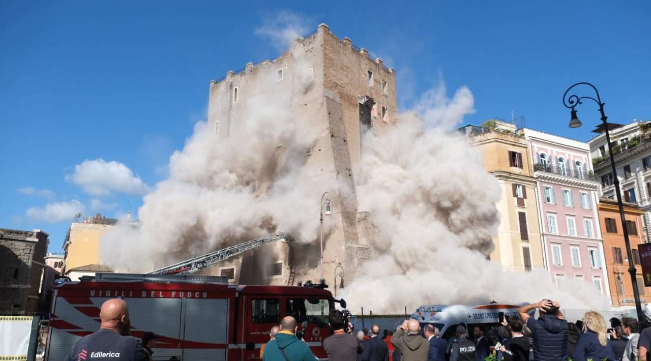 Colapsa parcialmente torre medieval en Roma; un trabajador sigue atrapado