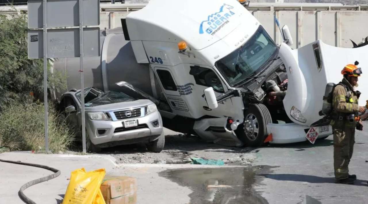 Tren embiste pipa con 45 mil litros de gasolina en Santa Catarina; evacuan a 150 trabajadores