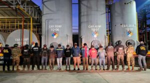 Aseguran refinería clandestina en Veracruz; detienen a ocho personas