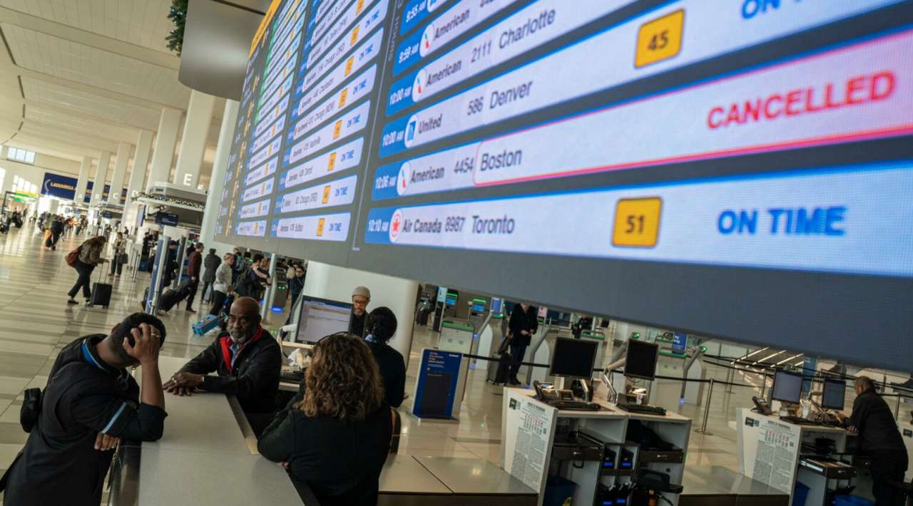 Cancelados en EE.UU. más de 800 vuelos por “inédita” reducción de tráfico aéreo durante cierre de Gobierno