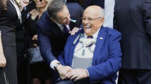 Trump indulta a Giuliani y otros aliados acusados de intentar revertir las elecciones de 2020