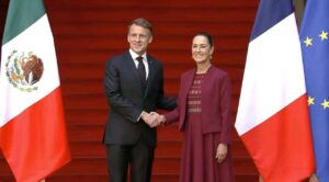 Macron llega a México y se reúne con Sheinbaum en Palacio Nacional