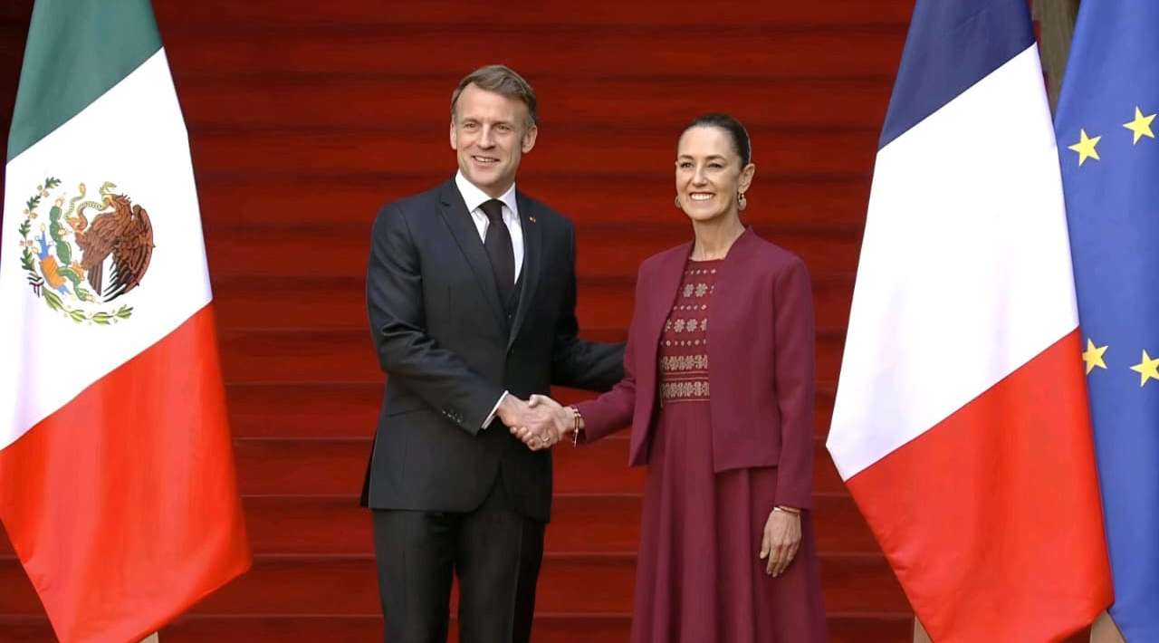 Macron llega a México y se reúne con Sheinbaum en Palacio Nacional