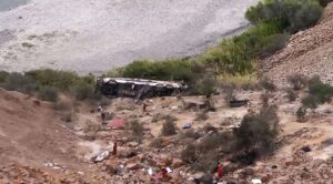 Tragedia en Perú: al menos 37 muertos tras caída de autobús en un barranco en Arequipa