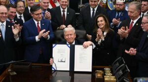 Trump firma reapertura del Gobierno de EE. UU. tras el cierre más largo en su historia