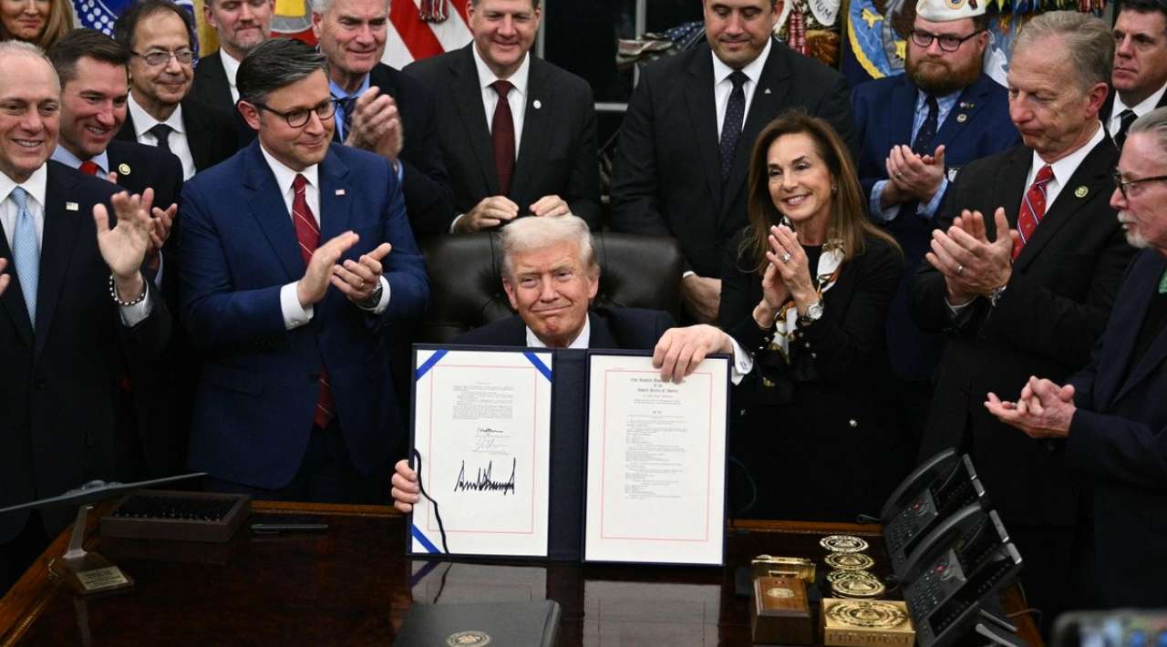 Trump firma reapertura del Gobierno de EE. UU. tras el cierre más largo en su historia