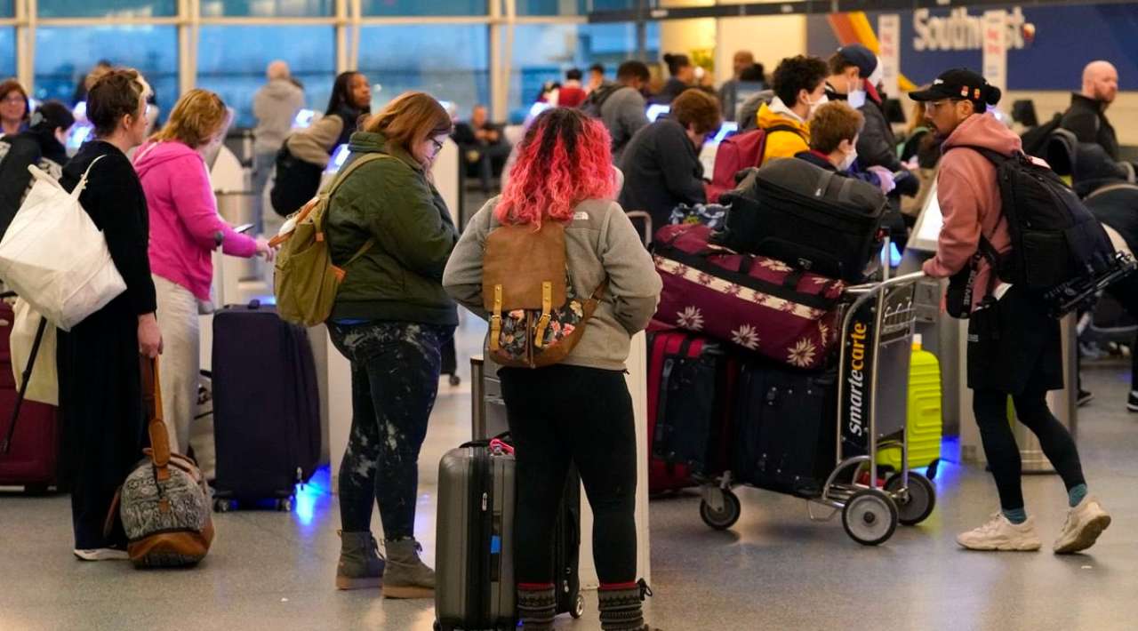 Aerolíneas de EE.UU. advierten afectaciones por reducción del 10% en vuelos ante cierre de gobierno
