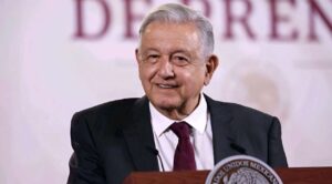 Sheinbaum felicita a López Obrador en su cumpleaños y acusa ofensiva política de la oposición