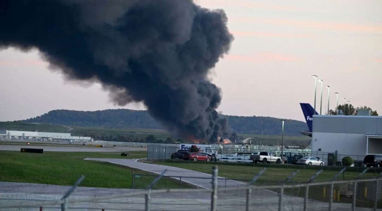 Avión de carga se desploma en aeropuerto de Kentucky; reportan al menos nueve muertos
