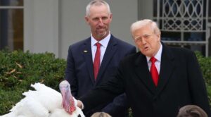 Trump indulta dos pavos por Acción de Gracias y bromea sobre anular los perdones de Biden