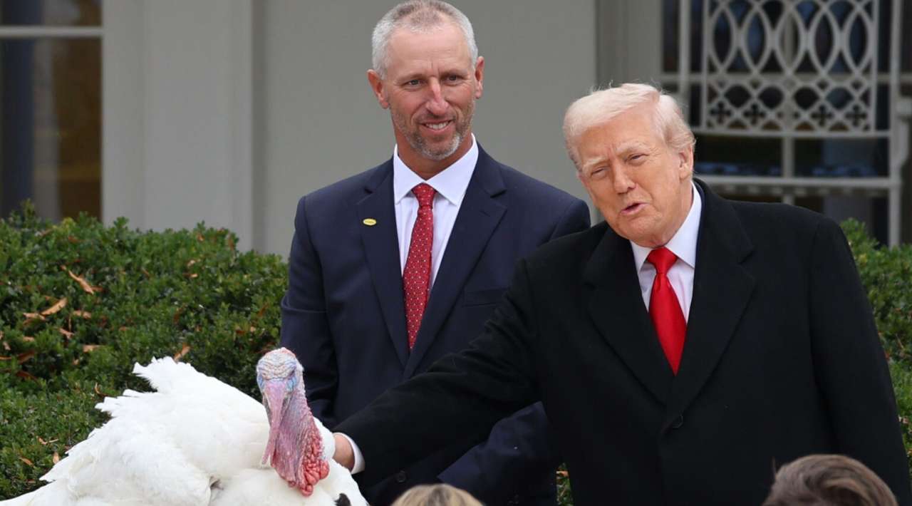 Trump indulta dos pavos por Acción de Gracias y bromea sobre anular los perdones de Biden