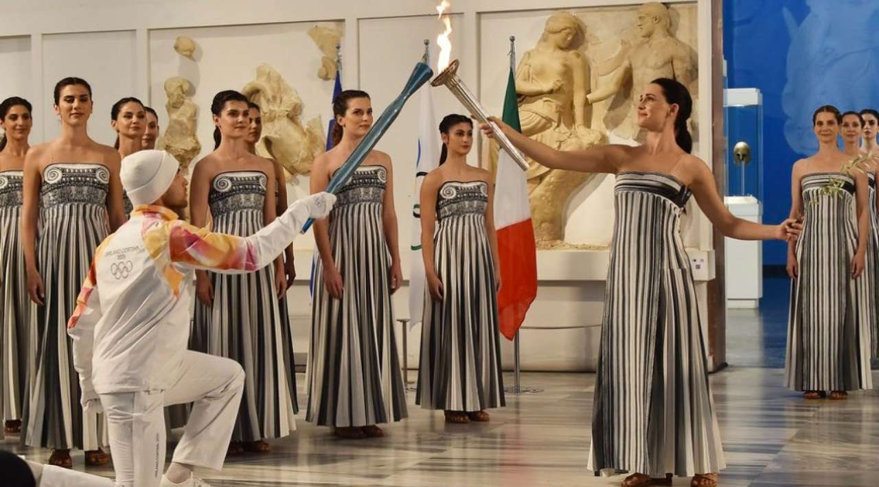 Encienden “bajo techo” antorcha de los Juegos Olímpicos de Invierno Milán-Cortina 2026