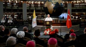 El papa León XIV inicia su primer viaje internacional con llamado al diálogo y la paz