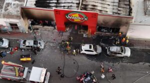 Dos personas permanecen hospitalizadas tras incendio en Waldo’s de Hermosillo: FGE