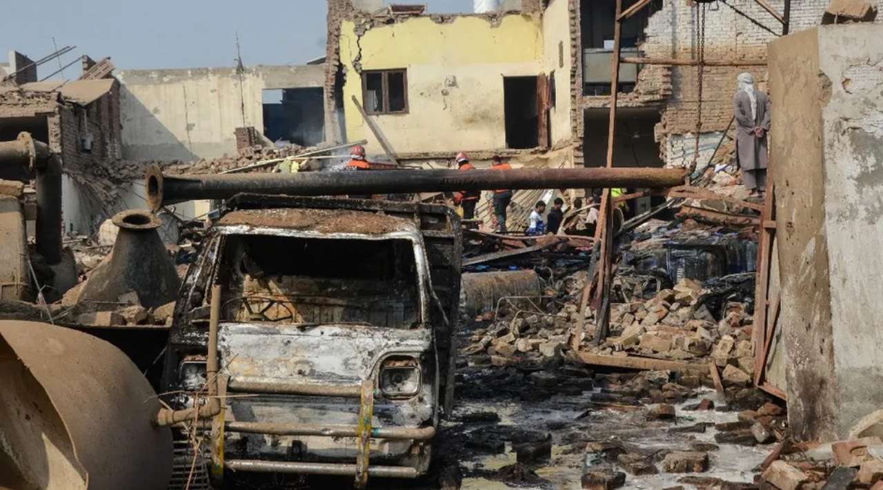 Explosión de caldera en fábrica de pegamento deja 18 muertos y 21 heridos en Pakistán